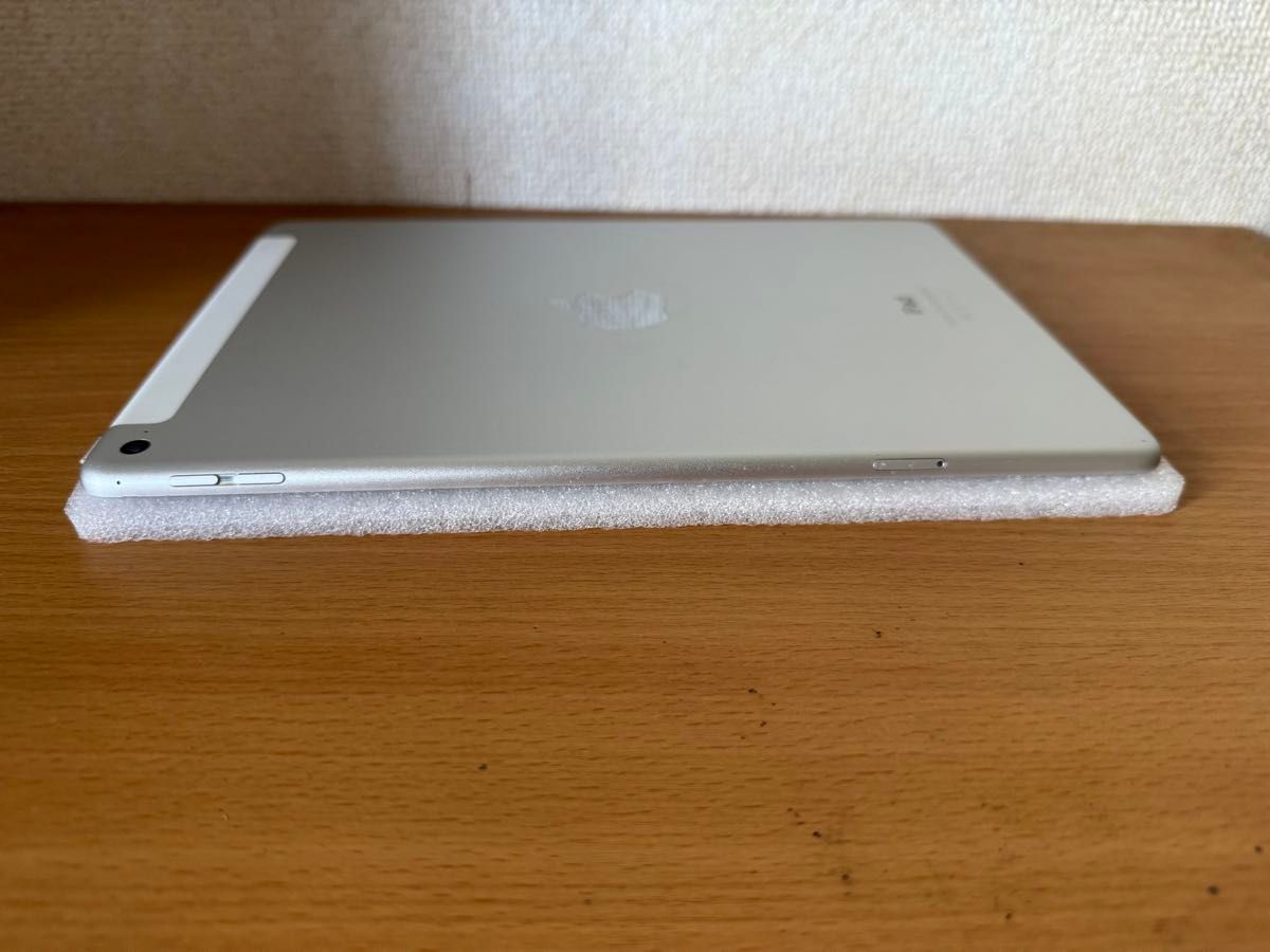 iPad Air 第2世代 Wi-Fi + Cellular 16GB シルバー MGH72J/A A1567