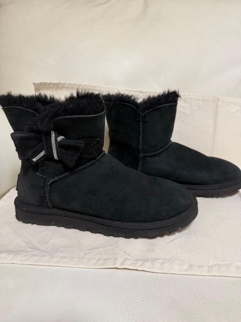 【試着のみ】UGG リボン ムートン ショートブーツ 黒 23cm UGG Australia（アグオーストラリア） アグ 大人用 ベイリーボウ II