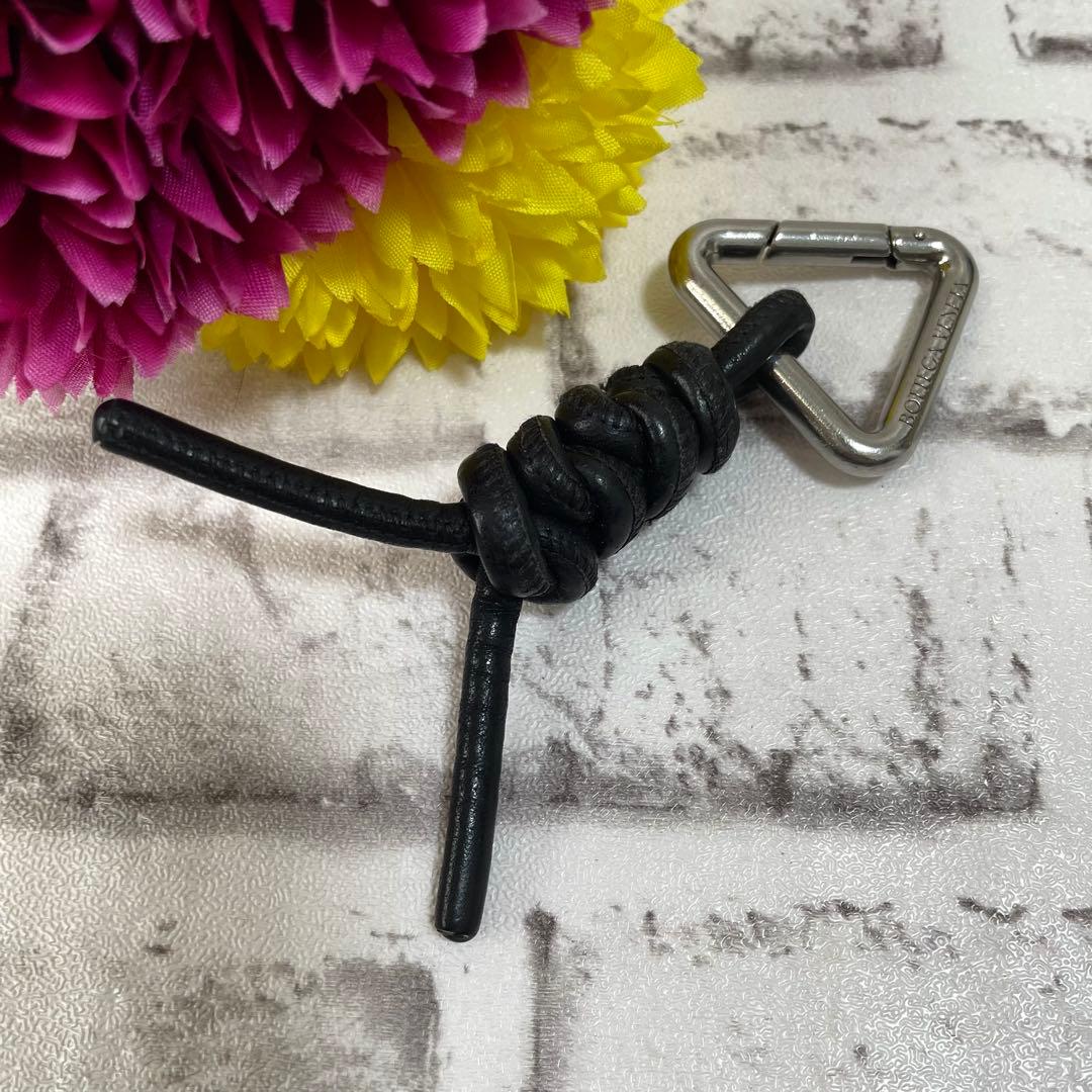 美品✨ボッテガヴェネタ　キーホルダー　トライアングル　チャーム　編み込み　黒 楽天市場】ボッテガヴェネタ BOTTEGA VENETA トライアングル