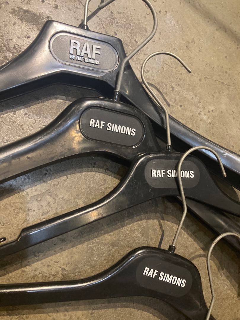 RAF SIMONS ラブシモンズ 美品 ハンガー 7本セット+2本 RAF SIMONS ラブシモンズ 美品 ハンガー 7本セット+2本の通販はau PAY