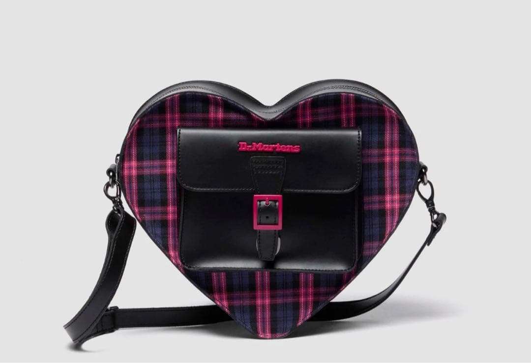 ハ*粉様 DeMartens ハート型ショルダーバッグ ドクターマーチンのバレンタイン限定「ハート バッグ」パウダーピンク